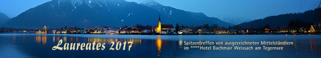 Blick auf das weihnachtliche Rottach-Egern am Tegernsee, zur Abenddmmerung